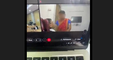 കോടതി നടപടികൾക്കിടെ ചേംബറിൽ വെച്ച് അഭിഭാഷകൻ സ്ത്രീയെ ബലം പ്രയോഗിച്ച് ചുംബിക്കുന്ന വീഡിയോ വൈറൽ; ഞെട്ടിക്കുന്ന സംഭവം ഡൽഹി ഹൈക്കോടതിയിൽ