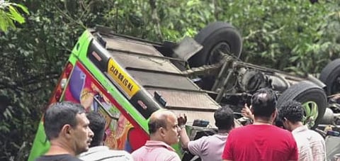Accident : ഇടുക്കിയിൽ 24 പേരുമായി പോയ മിനി ബസ് മറിഞ്ഞു : നിരവധി പേർക്ക് പരിക്ക്, അകത്ത് കുടുങ്ങിയ കുട്ടികളെ പുറത്തെടുക്കാൻ ശ്രമം