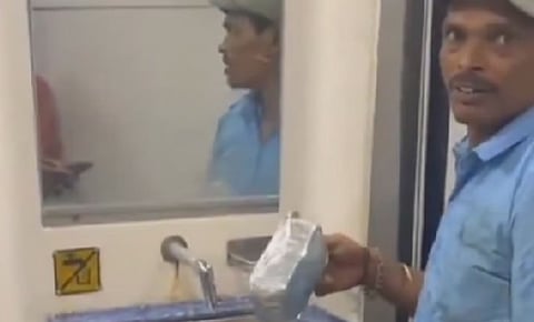 പാസഞ്ചർ ട്രെയിനിൽ ഉപയോഗിച്ച ഫുഡ് കണ്ടെയ്‌നറുകൾ കഴുകുന്നയാളെ  പിടികൂടി: വിവാദത്തിന് തിരി കൊളുത്തി വൈറൽ വീഡിയോ | Train