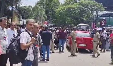 Gun : കൊച്ചി ഇൻഡോർ സ്റ്റേഡിയത്തിൽ തോക്കുമായി എത്തി: സ്വതന്ത്ര ചിന്തകരുടെ പരിപാടി നിർത്തി വച്ചു, ഒരാൾ അറസ്റ്റിൽ, പരിശോധന 