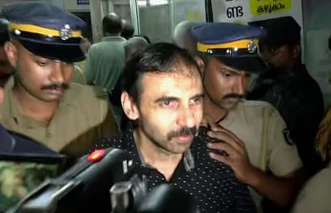 Sabarimala : ഉണ്ണിക്കൃഷ്ണൻ പോറ്റി നിരവധി പേരുടെ ഭൂമി സ്വന്തം പേരിലാക്കിയതിന് തെളിവ്, വട്ടിപ്പലിശ ഇടപാടും: വീട്ടിൽ നിന്ന് നിർണായക രേഖകളും സ്വർണ്ണവും കണ്ടെത്തി 