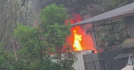 താമരശ്ശേരിയിൽ ഫ്രഷ് കട്ട് മാലിന്യ സംസ്കരണ ഫാക്ടറിക്കെതിരായ പ്രതിഷേധം സംഘർഷത്തിൽ കലാശിച്ചു: ഫാക്ടറിക്ക് തീയിട്ടു, SPഉൾപ്പെടെ നിരവധി പേർക്ക് പരിക്ക് | Fire