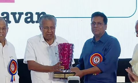 'കേരളം നിക്ഷേപ സൗഹൃദമായി' : പി വി സാമി മെമ്മോറിയൽ പുരസ്കാരം കെ മാധവന് സമ്മാനിച്ച് മുഖ്യമന്ത്രി പിണറായി വിജയൻ | CM