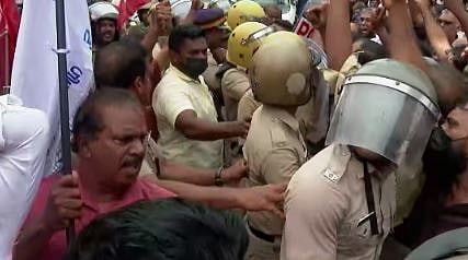 പാളയം മാർക്കറ്റ് മാറ്റുന്നതിൽ പ്രതിഷേധം: ഉദ്‌ഘാടനത്തിന് മുഖ്യമന്ത്രി വേദിയിൽ, വൻ സംഘർഷം, പോലീസുമായി ഉന്തും തള്ളും | Protest