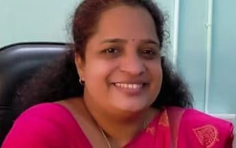 ധനരാജ് വധക്കേസിൽ വിചാരണയ്ക്കിടെ കോടതി മുറിയിൽ പ്രതികളുടെ ഫോട്ടോയെടുത്തു : CPM വനിതാ നേതാവ് കസ്റ്റഡിയിൽ | CPM