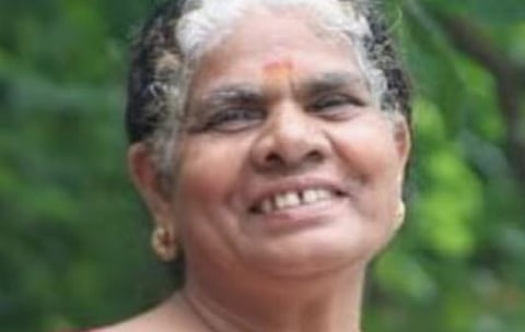 ക്ഷേത്ര മുറ്റം വൃത്തിയാക്കുന്നതിനിടെ മരക്കൊമ്പ് തലയിൽ വീണു : കോഴിക്കോട് വീട്ടമ്മയ്ക്ക് ദാരുണാന്ത്യം | Tree branch
