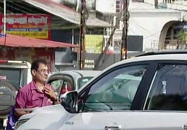 കോട്ടയത്ത് സുരേഷ് ഗോപിയുടെ വാഹനം തടഞ്ഞ് നിവേദനം നൽകാൻ ശ്രമം: BJP പ്രവർത്തകർ ഇടപെട്ട് പിടിച്ചുമാറ്റി | Suresh Gopi