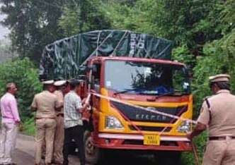 അനധികൃത കാലിക്കടത്തെന്ന് ആരോപണം : കർണാടകയിൽ മലയാളി ലോറി ഡ്രൈവർക്ക് പോലീസിൻ്റെ വെടിയേറ്റു | Malayali
