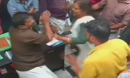MV ഗോവിന്ദന് പരാതി കത്തയച്ചു എന്നാരോപണം : CPM നേതാക്കൾ കടയിൽ കയറി കോൺഗ്രസ് പ്രവർത്തകനെ മർദ്ദിച്ചു, ദൃശ്യങ്ങൾ പുറത്ത്, 6 പേർക്കെതിരെ കേസ് | CPM