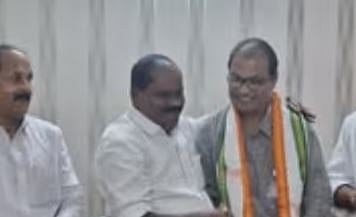 ആരോഗ്യ മന്ത്രി വീണാ ജോർജിനെ വിമർശിച്ചതിന് നടപടി നേരിട്ട CPM നേതാവ് കോൺഗ്രസിൽ ചേർന്നു | CPM