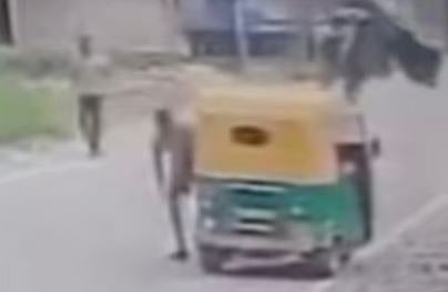 തലസ്ഥാനത്ത് ക്ഷേത്രത്തിന് നേരെ സ്ഫോടക വസ്തു എറിഞ്ഞു: CCTV ദൃശ്യങ്ങൾ പുറത്ത്, പ്രതികളെ തിരഞ്ഞ് പോലീസ് | Explosive