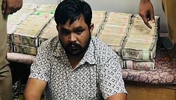 വാളയാറിൽ പണം അനധികൃതമായി കടത്താൻ ശ്രമം: 2.54 കോടി രൂപയുടെ ഇന്ത്യൻ കറൻസിയുമായി രാജസ്ഥാൻ സ്വദേശി പിടിയിൽ | Indian currency