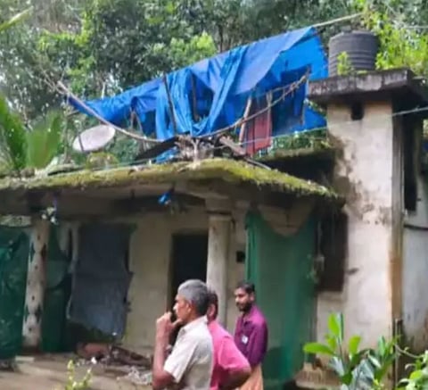 കോട്ടയം കാഞ്ഞിരപ്പള്ളിയിൽ അച്ഛനെയും മകനെയും വീടിനുള്ളിൽ തൂങ്ങിമരിച്ച നിലയിൽ കണ്ടെത്തി
