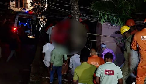 അടിമാലിയിൽ മണ്ണിടിച്ചിൽ : വീട് തകർന്നു, ഒരാൾക്ക് ദാരുണാന്ത്യം, ഭാര്യ ചികിത്സയിൽ, ദേശീയ പാത നിർമ്മാണത്തിലെ അശാസ്ത്രീയയെന്ന് നാട്ടുകാർ | Landslide