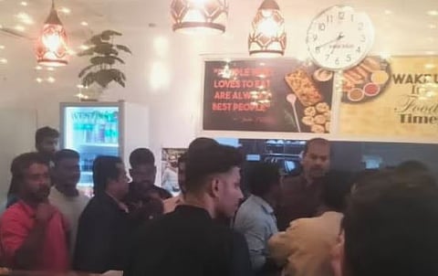 ബീഫ് വിളമ്പി : ഹൈദരാബാദിൽ മലയാളികളുടെ ഹോട്ടൽ ബജരംഗ് ദൾ പൂട്ടിച്ചു; പോലീസ് സ്റ്റേഷൻ ഉപരോധിച്ചു | Beef