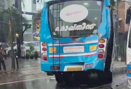 കോഴിക്കോട് സ്വകാര്യ ബസ് മരത്തിൽ ഇടിച്ചു: 20 യാത്രക്കാർക്ക് പരിക്ക് | Private bus