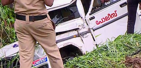 തൃശൂരിൽ പൊലീസ് ജീപ്പ് മറിഞ്ഞു : നടിയെ ആക്രമിച്ച കേസിലെ അന്വേഷണ ഉദ്യോഗസ്ഥനടക്കം 2 പേർക്ക് പരിക്ക് | Police