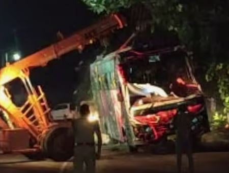 കോട്ടയത്ത് ടൂറിസ്റ്റ് ബസ് മറിഞ്ഞ് അപകടം: ഒരാൾക്ക് ദാരുണാന്ത്യം, നിരവധി പേർക്ക് പരിക്ക് | Tourist bus