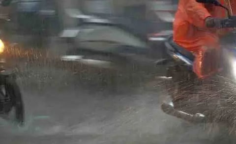 കോഴിക്കോട് കനത്ത മഴ: റോഡുകളിൽ വെള്ളക്കെട്ട്, 3 വടക്കൻ ജില്ലകളിൽ ഇന്ന് ഓറഞ്ച് അലർട്ട് | Heavy rain