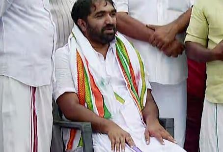 'അനുവാദമില്ലാതെ പേരും ചിത്രവും ഉപയോഗിച്ചു': പുതുപ്പള്ളിയിൽ വികസന സദസ്സിനു മുന്നിൽ ചാണ്ടി ഉമ്മൻ്റെ കുത്തിയിരിപ്പ് പ്രതിഷേധം | Chandy Oommen