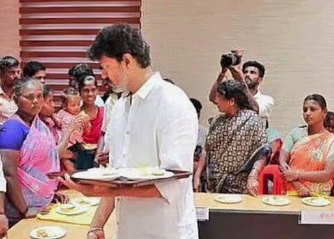 കരൂർ ദുരന്തം: മരിച്ചവരുടെ കുടുംബാംഗങ്ങളുടെ കാലിൽ തൊട്ട് മാപ്പ് പറഞ്ഞ് വിജയ് | Karur tragedy