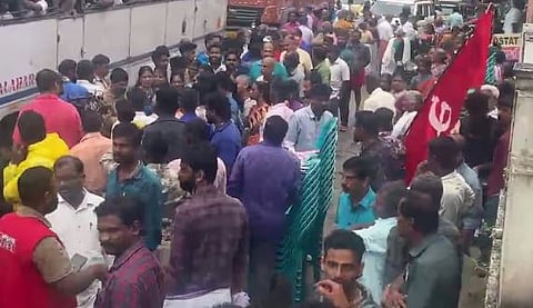 എലപ്പുള്ളി പഞ്ചായത്ത് ഓഫീസിന് മുന്നിൽ പ്രതിഷേധവും സംഘർഷവും :  ബ്രൂവറി ചർച്ച അട്ടിമറിക്കാൻ ശ്രമമെന്ന് ആരോപണം; CPM  പ്രവർത്തകരെ അറസ്റ്റ് ചെയ്തു നീക്കി | Protest