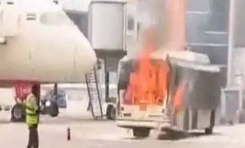 ഡൽഹി വിമാനത്താവളത്തിൽ എയർഇന്ത്യ സാറ്റ്‌സിന് കീഴിലുള്ള ബസിന് തീ പിടിച്ചു: ആളപായമില്ല | Air India