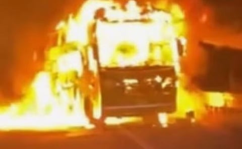 മുംബൈ - ജൽന ഹൈവേയിൽ ആഡംബര ബസിന് തീപിടിച്ചു: 12 യാത്രക്കാരെ രക്ഷപ്പെടുത്തി | Fire