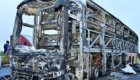 കർണൂൽ ബസ് അപകടം: ബൈക്ക് റോഡിൽ എത്തിയത് ഒമ്നി ബസ് ഇടിച്ചിട്ടതിനെ തുടർന്ന്; ഡ്രൈവർക്കായി തിരച്ചിൽ | Accident