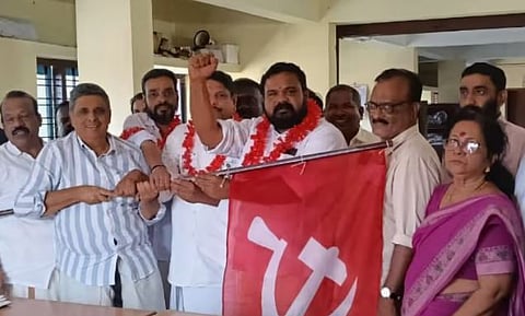 പന്തളത്ത് BJP, കോൺഗ്രസ് നേതാക്കൾ CPMൽ ചേർന്നു: 'വർഗീയ നയങ്ങളിൽ പ്രതിഷേധി'ച്ചെന്ന് ശ്യാം തട്ടയിൽ | BJP