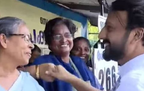 'രാഹുൽ കുറ്റവാളിയെന്ന് കണ്ടെത്തിയിട്ടില്ല': ആശാ സമര വേദിയിൽ വിവാദം; VD സതീശന് അതൃപ്തിയെന്നും ആരോപണം, പ്രതിപക്ഷ നേതാവിനെ വില കുറച്ച് കാണരുതെന്ന് രാഹുൽ മാങ്കൂട്ടത്തിൽ | Asha protest
