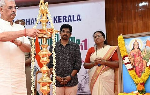 കേരളപ്പിറവി ദിനാഘോഷത്തിൽ കാവി കൊടിയേന്തിയ ഭാരതാംബ ചിത്രം: രാജ്ഭവനിൽ വീണ്ടും 'ഭാരതാംബ' വിവാദം | Bharatamba