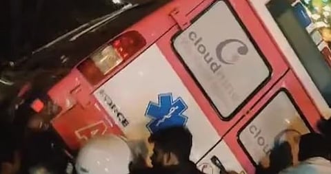 ചുവപ്പ് സിഗ്നൽ മറികടന്ന് പാഞ്ഞ ആംബുലൻസ് സ്‌കൂട്ടറിൽ ഇടിച്ചു കയറി : ബെംഗളൂരുവിൽ ദമ്പതികൾക്ക് ദാരുണാന്ത്യം, ഡ്രൈവർ കസ്റ്റഡിയിൽ | Ambulance