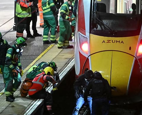 ബ്രിട്ടനിൽ ട്രെയിനിനുള്ളിൽ കത്തി ആക്രമണം: 12 പേർക്ക് പരിക്ക്, 9 പേരുടെ നില അതീവ  ഗുരുതരം, 2 പേർ അറസ്റ്റിൽ, ട്രെയിൻ സർവ്വീസുകൾ നിർത്തിവച്ചു | Train