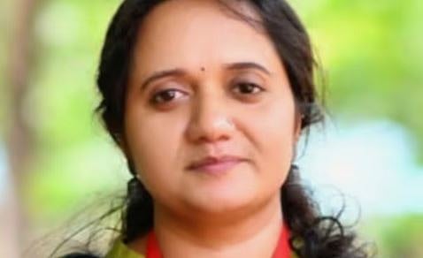 'നേതൃത്വത്തിൽ വിശ്വാസം നഷ്ടപ്പെട്ടു': പത്തനംതിട്ട ജില്ലാ പഞ്ചായത്ത് അംഗം ശ്രീനാദേവി കുഞ്ഞമ്മ രാജി വെച്ചു | Sreena Devi Kunjamma