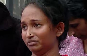 'മതിയായ ചികിത്സ ലഭിക്കുന്നില്ല, ദേഹത്ത് 20ഓളം മുറിവുകൾ, പകുതി കണ്ണടച്ച് കിടക്കുന്നു, മകളെ തിരികെ വേണം': വർക്കലയിൽ ട്രെയിനിൽ ആക്രമണത്തിനിരയായ ശ്രീക്കുട്ടിയുടെ കുടുംബം | Train