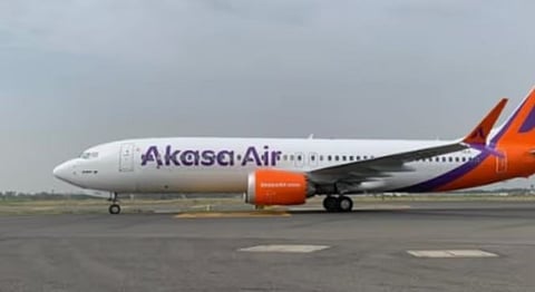 ആകാശ എയർ വിമാനം ടേക്ക് ഓഫിന് ഒരുങ്ങവേ എമർജൻസി എക്സിറ്റ് തുറക്കാൻ ശ്രമം: മലയാളി യുവാവ് കസ്റ്റഡിയിൽ | Plane