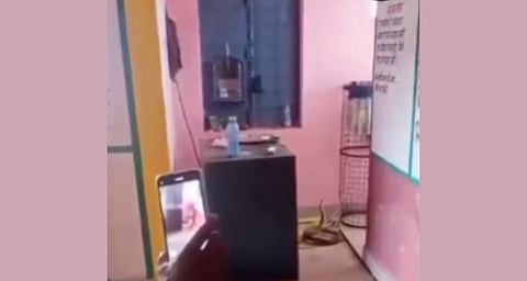 ക്ലാസ് മുറിയിൽ ഇണചേരുന്ന കൂറ്റൻ പാമ്പുകൾ; ദൃശ്യം കണ്ട് ഭയന്ന് കുട്ടികൾ ഓടിരക്ഷപ്പെട്ടു; അരമണിക്കൂറോളം പരിഭ്രാന്തി | Giant snakes mating 
