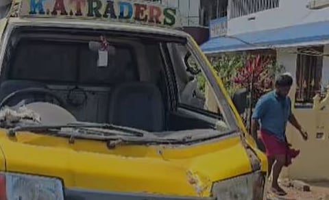 തൃശ്ശൂരിൽ ലൈറ്റ് പന്തൽ തകർന്നു റോഡിലേക്ക് വീണു: തൊഴിലാളിക്ക് പരിക്ക്, ഗുഡ്‌സ് ലോറി തകർന്നു | Light tent