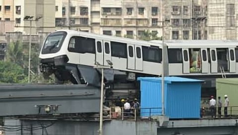 മുംബൈ മോണോ റെയിൽ ട്രാക്കിൽ അപകടം: പരീക്ഷണ ഓട്ടത്തിനിടെ കംപാർട്ട്മെൻ്റ് തെന്നി മാറി | Accident
