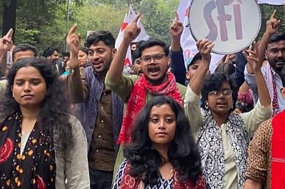 JNUവിൽ ഇടത് സഖ്യത്തിന് മുന്നേറ്റം: 4 സീറ്റുകളിലും ലീഡ്; വൈസ് പ്രസിഡൻ്റ് സ്ഥാനത്ത് മലയാളി വിദ്യാർഥി ഗോപികയും | JNU