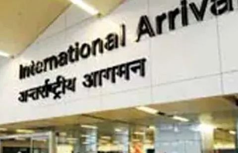 ഗുരുതര സുരക്ഷാ വീഴ്ച: ഡൽഹി വിമാനത്താവളത്തിൽ ബ്രിട്ടീഷ് പൗരൻ സുരക്ഷാ ഉദ്യോഗസ്ഥരെ വെട്ടിച്ച് പുറത്തു കടന്നു; വ്യാപക തിരച്ചിൽ | Delhi airport