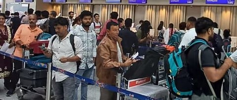 എയർ ട്രാഫിക് കൺട്രോൾ തകരാർ: ഡൽഹി  വിമാനത്താവളത്തിൽ നൂറിലേറെ വിമാനങ്ങൾ വൈകി; യാത്രക്കാർ ദുരിതത്തിൽ | Delhi airport