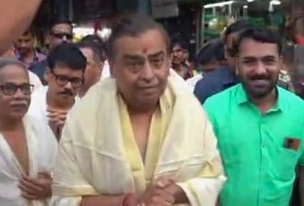 ദേവസ്വം ആശുപത്രിക്കായി 15 കോടി കൈമാറി, ആനകൾക്ക് 'വൻതാര' മാതൃകയിൽ പരിപാലനം ഉറപ്പ് നൽകി : ഗുരുവായൂരിൽ ദർശനം നടത്തി മുകേഷ് അംബാനി | Guruvayur