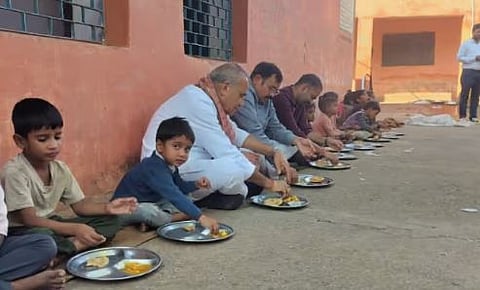 കുട്ടികൾക്ക് നിലത്ത് പേപ്പറിൽ ഭക്ഷണം വിളമ്പിയ സംഭവം: വിവാദത്തിൽ മുഖം രക്ഷിക്കാൻ BJP; മുൻ മന്ത്രി സ്കൂളിലെത്തി കുട്ടികൾക്കൊപ്പം നിലത്തിരുന്ന് ഭക്ഷണം കഴിച്ചു | Food