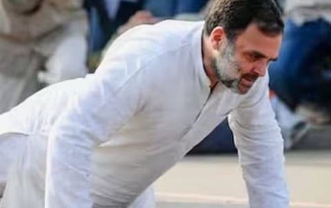 സമയത്തെ വെല്ലാൻ രാഹുൽ ഗാന്ധിക്കും കഴിഞ്ഞില്ല: വൈകി എത്തിയതിന് 10 പുഷ് അപ്പ് ശിക്ഷ, കയ്യടിച്ച് DCC പ്രസിഡൻറുമാർ | Rahul Gandhi