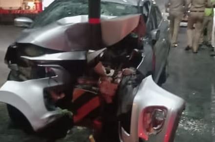 കാർ ഡിവൈഡറിൽ ഇടിച്ച് 4 പേർക്ക് പരിക്ക് : 2 സ്ത്രീകളടക്കം 3 പേർ ഗുരുതരാവസ്ഥയിൽ | Car