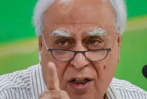 'ബീഹാറിലേക്ക് BJP പണം നൽകി 4 പ്രത്യേക ട്രെയിനുകൾ ഓടിച്ചു': കേന്ദ്രത്തിനെതിരെ കപിൽ സിബൽ, ആരോപണം നിഷേധിച്ച് റെയിൽവേ | BJP