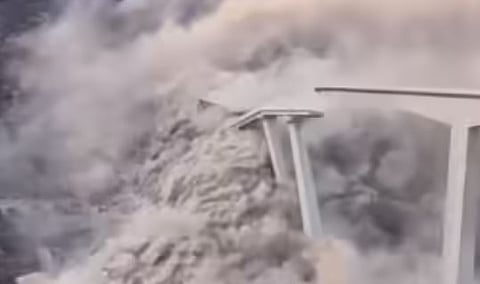 ചൈനയിലെ എൻജിനീയറിങ് വിസ്മയമായ ഹോങ് ചി പാലം തകർന്നു | Hongqi bridge