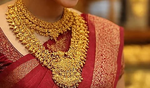 സ്വർണ വില റിവേഴ്‌സ് ഗിയറിൽ: ഇന്നത്തെ നിരക്കറിയാം | Gold price